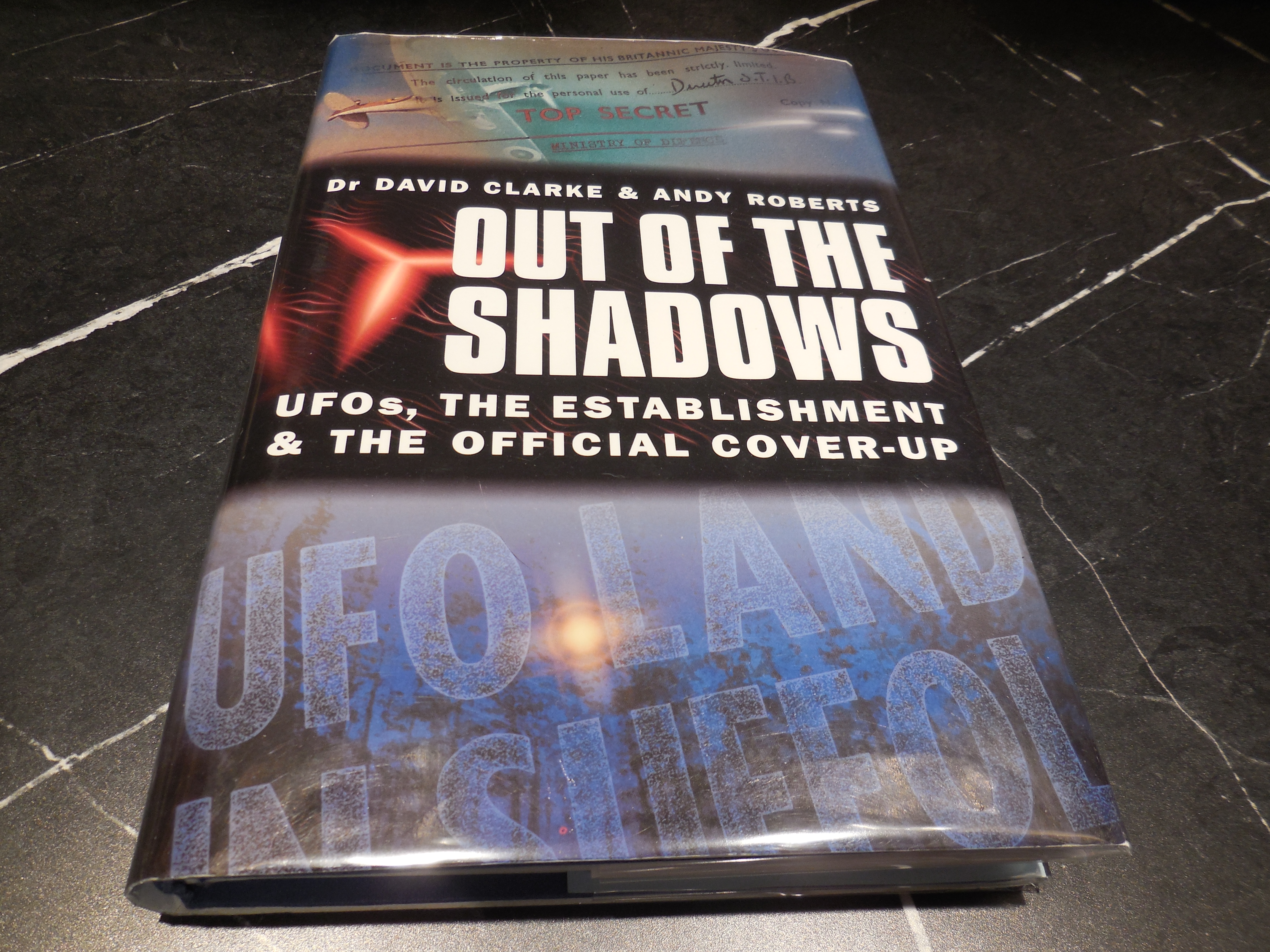 Out Of The Shadows: UFOs, the Establishment and the Official Cover Up: UFOs, the Establishment and Official Cover Up